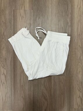 Athleta Farallon Weekender Crop Pants in Magnolia White Cream Women’s Medium